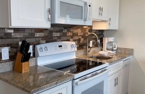 Isle of Palms Condominio | Great Oceanfront 2nd Floor Condo! Community Pool! End Unit on the Beach w/the Best View!