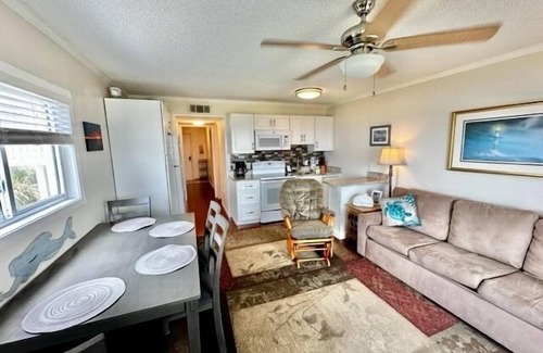 Isle of Palms Condominio | Great Oceanfront 2nd Floor Condo! Community Pool! End Unit on the Beach w/the Best View!