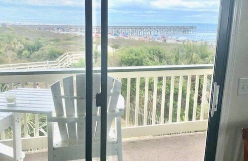 Isle of Palms Condominio | Great Oceanfront 2nd Floor Condo! Community Pool! End Unit on the Beach w/the Best View!