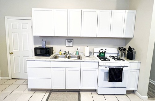 Ross Township Apartamento | Great PITT Location - 2BR w/Fast Wifi + Free Parking!
