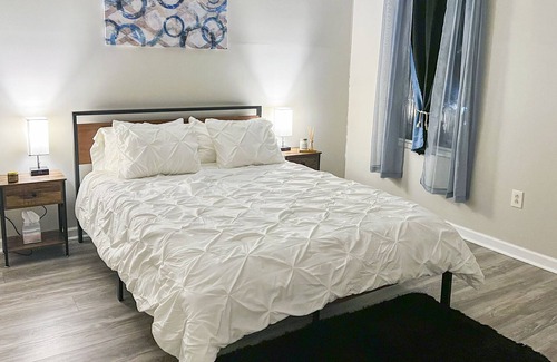 Ross Township Apartamento | Great PITT Location - 2BR w/Fast Wifi + Free Parking!
