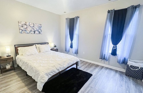Ross Township Apartamento | Great PITT Location - 2BR w/Fast Wifi + Free Parking!