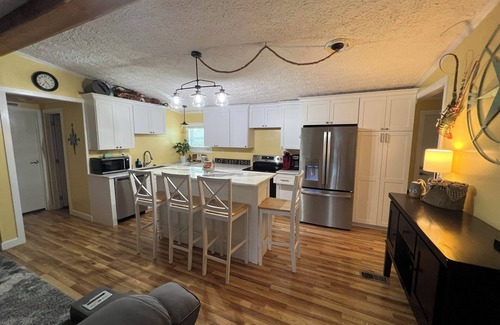Charlotte Park Casa | New Listing / Great Vacation Retreat 3/2 Casa en la piscina en el Canal con Ponton Boat Lift