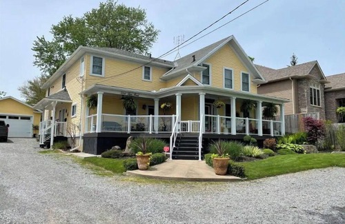 Niagara Falls Casa | Great Place, Lots of Room & Close to the Falls!