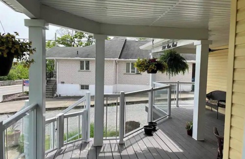 Niagara Falls Casa | Great Place, Lots of Room & Close to the Falls!