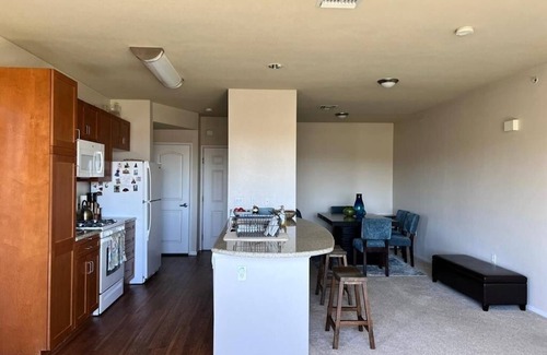 Warner Center Apartamento | Great place w/all you need for you visit to LA. Gym, pool, sauna, jacuzzi &more!