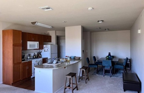 Warner Center Apartamento | Great place w/all you need for you visit to LA. Gym, pool, sauna, jacuzzi &more!