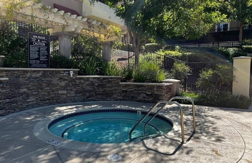 Warner Center Apartamento | Great place w/all you need for you visit to LA. Gym, pool, sauna, jacuzzi &more!