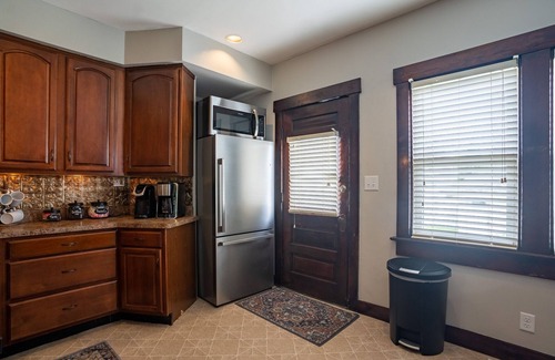 Dayton Casa | *GREAT PRICES*NEW*6 Bed*2.5 Bath*Next to UD*Sleeps 14*Kid Friendly*PATIO