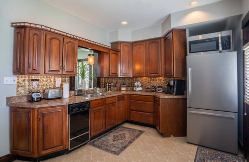 Dayton Casa | *GREAT PRICES*NEW*6 Bed*2.5 Bath*Next to UD*Sleeps 14*Kid Friendly*PATIO