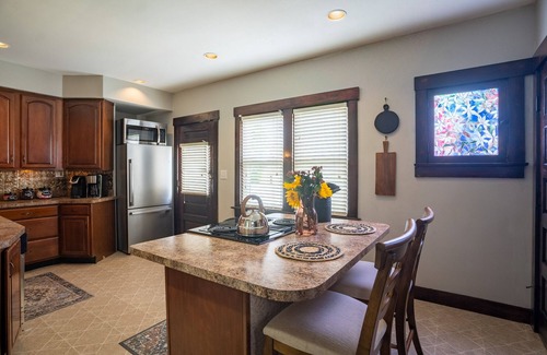 Dayton Casa | *GREAT PRICES*NEW*6 Bed*2.5 Bath*Next to UD*Sleeps 14*Kid Friendly*PATIO
