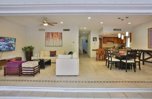 Puerto Aventuras Casa | Remodelado oasis de 4 dormitorios con piscina y carrito de golf, a minutos de la playa