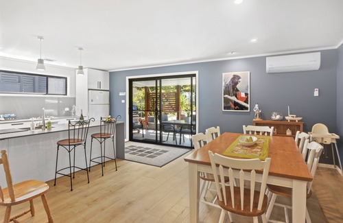 Currarong Apartamento | Beautiful, spacious luxury ground floor apartment.
