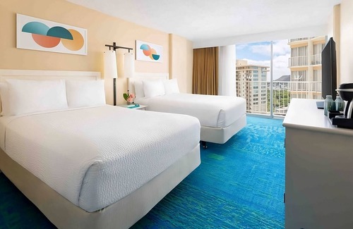 Waikiki Hotel | Great Relaxing Overnight Stay! 2 Comfortable Units, Beachfront Property, Pool
