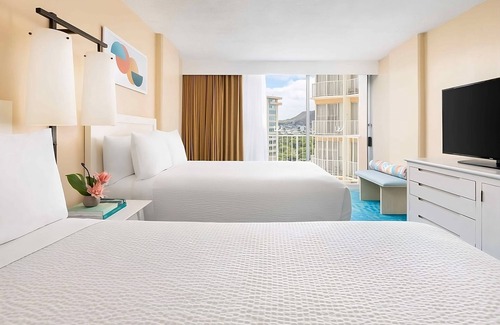 Waikiki Hotel | Great Relaxing Overnight Stay! 2 Comfortable Units, Beachfront Property, Pool