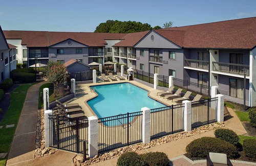 Norcross Casa | Great Relaxing Overnight Stay! 2 Comfortable Units, Free Parking, Onsite Pool