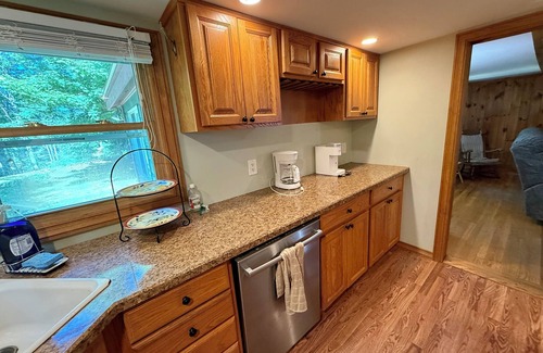 Northville Cabina | Sacandaga Lake 4 Season Cabin w/Beach - Near Northville, NY & Adirondack Park