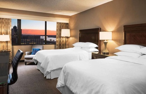 Pinch District Casa | Great Stay, Superb Location! 2 Great Units, Restaurant and Bar, Right on Trolley Stop