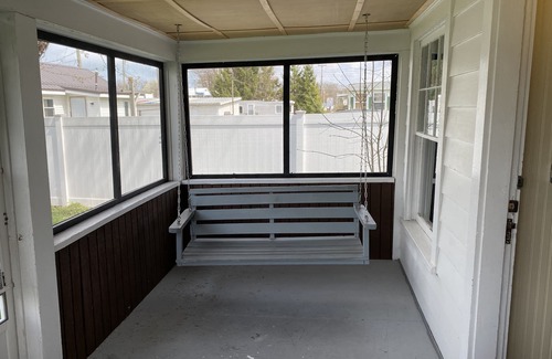 Geneva-on-the-Lake Cabaña | Great Strip Location|Walk to Lake|Wine Country|A/C| Grill & Firepit|Family.