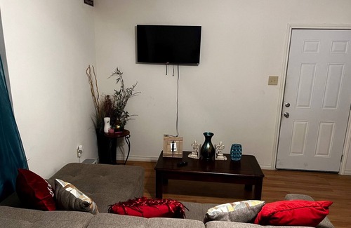 Chalmette Apartamento | GREAT STUDIO SUITE...above garage suite over looking pool