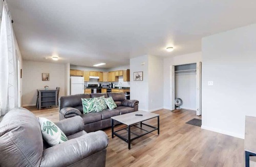 Brighton Apartamento | Great Two King-Bed Rooms Near Airport | Ideal Stay!