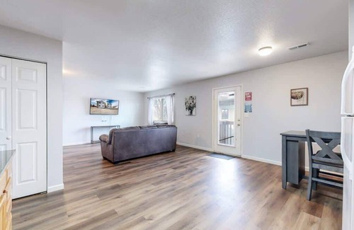 Brighton Apartamento | Great Two King-Bed Rooms Near Airport | Ideal Stay!