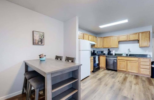 Brighton Apartamento | Great Two King-Bed Rooms Near Airport | Ideal Stay!