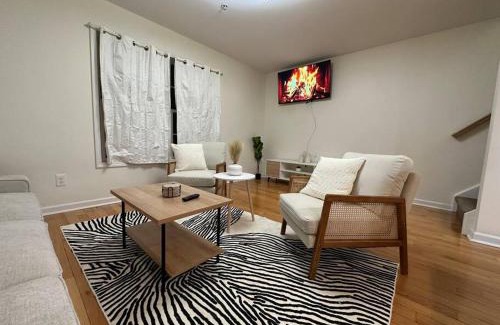 Stockade Historic District Apartamento | Great Value Close to Proctors Gorgeous Townhouse