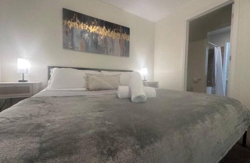 Stockade Historic District Apartamento | Great Value Close to Proctors Gorgeous Townhouse