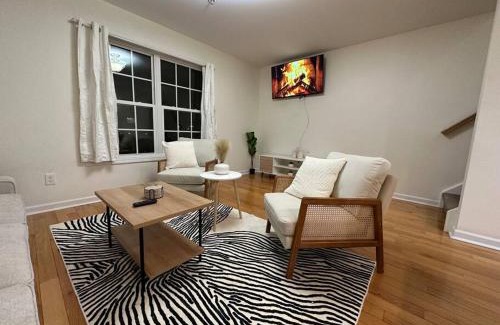 Stockade Historic District Apartamento | Great Value Close to Proctors Gorgeous Townhouse