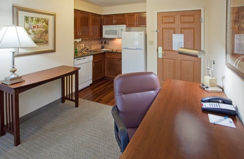 Aquia Harbour Condominio | Great Value! Relaxing Retreat in Stafford! Shared Indoor Pool + 24h Business Center