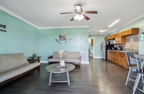 Delacroix Cabina | Great view of bayou-fishing lodge- sleeps 6. Fish cleaning station & bbq pits.