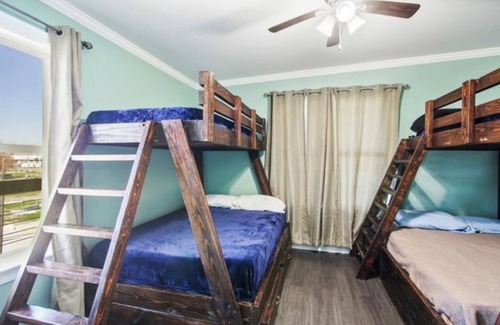 Delacroix Cabina | Great view of bayou-fishing lodge- sleeps 6. Fish cleaning station & bbq pits.