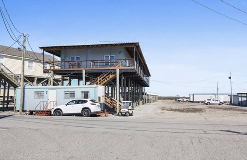 Delacroix Cabina | Great view of bayou-fishing lodge- sleeps 6. Fish cleaning station & bbq pits.