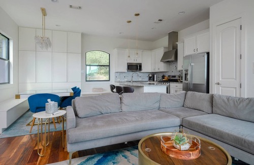 Comanche Trail Casa | Great views of Lake Travis, multiple decks, Basketball hoops, family-friendly! Summer Fun!!