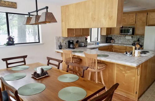 Arnold Cabina | Great Views! Pool, Large Jet-Tub, King Bed, Shufflebrd, Snow Sledding, Generator