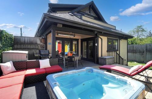Ambleside Villa | Great West Vancouver house with hot tub, across from beach & 10 mn to Downtown Vancouver