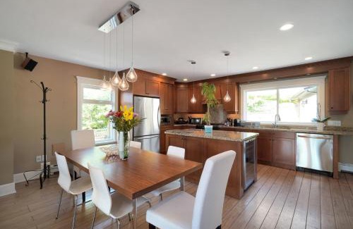 Ambleside Villa | Great West Vancouver house with hot tub, across from beach & 10 mn to Downtown Vancouver