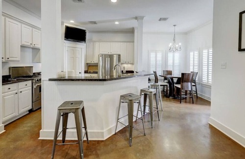 Shady Acres Casa | Greater Heights 3/2.5 Stunning