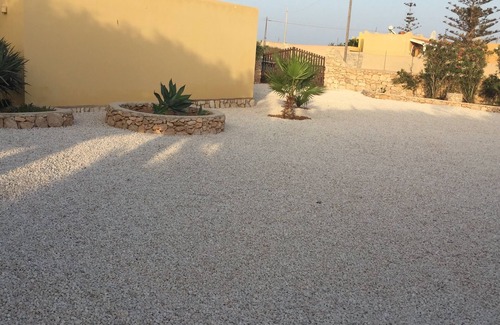 Lampedusa Villa | La casa amarilla de Grecale