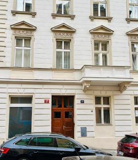 Zizkov Apartamento | Green balcony & king size bed