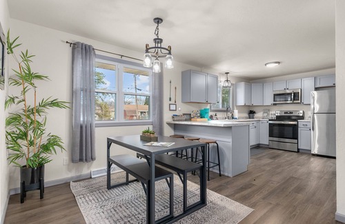 Green Bay Casa | Green Bay Getaway - 4 minute walk to Lambeau and Resch Center