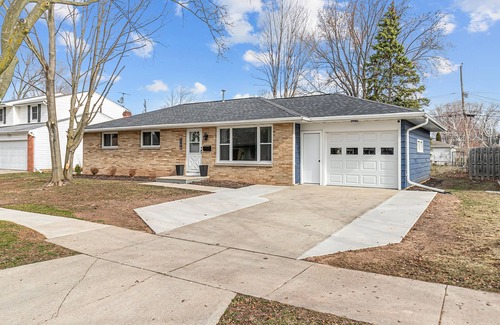 Green Bay Casa | Green Bay Getaway - 4 minute walk to Lambeau and Resch Center