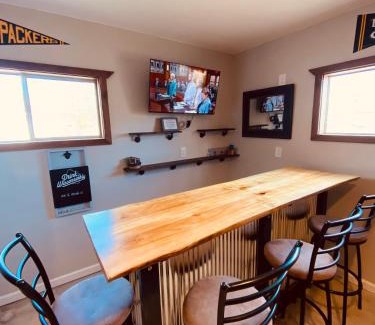 Green Bay Casa | Green Bay Packer Game House or Resch Expo less than 1 mile from Lambeau Field