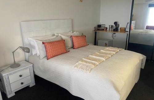 Mount Tamborine Casa | Green Cauldron, Homestay, Tamborine Mountain, Private Room, Ensuite, Private Courtyard, Gold Coast Views