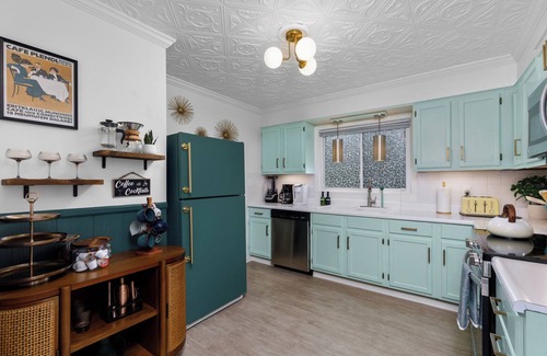 South Kansas City Casa | Chic Cottage w/ 3 King Beds Peaceful Yet Minutes to Attractions & Arrowhead!