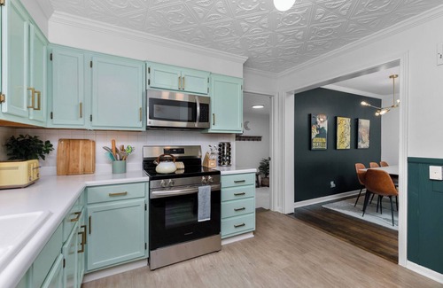 South Kansas City Casa | Chic Cottage w/ 3 King Beds Peaceful Yet Minutes to Attractions & Arrowhead!
