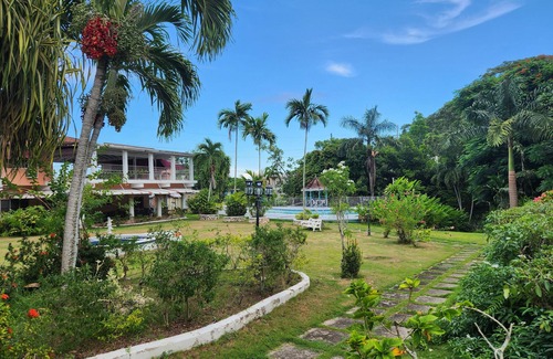 Runaway Bay Villa | Green Creek Oasis 5-bed, sleep 12, Villa with AC, WiFi, Pool and Beach