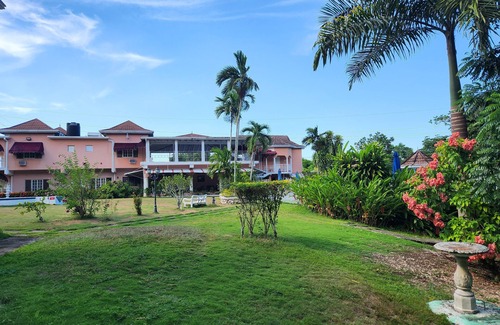 Runaway Bay Villa | Green Creek Oasis 5-bed, sleep 12, Villa with AC, WiFi, Pool and Beach