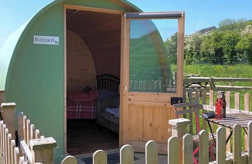 Kingswood Cabina | Green Dragon and Kitchen Pod - Sleeps 2 & Parking